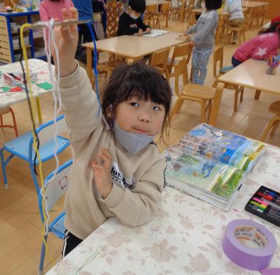 製作する子ども（くらげ）