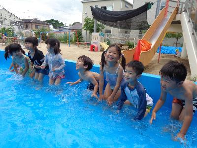 水をお腹にかける子ども達