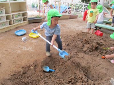 穴を掘っている子ども