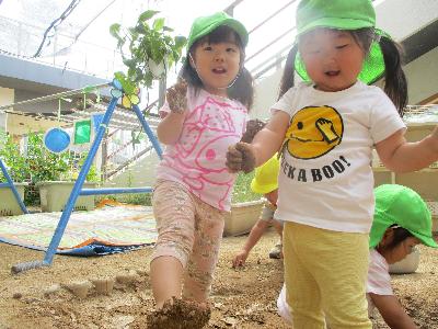 泥を足に付ける子ども