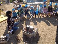 飯盒炊飯を見る子ども