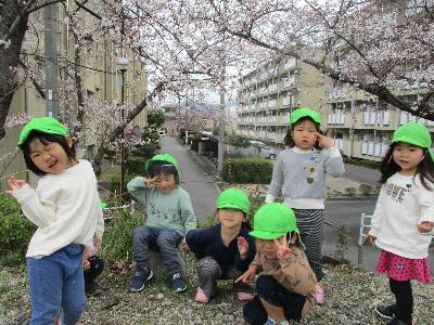 桜の木の下で記念撮影。