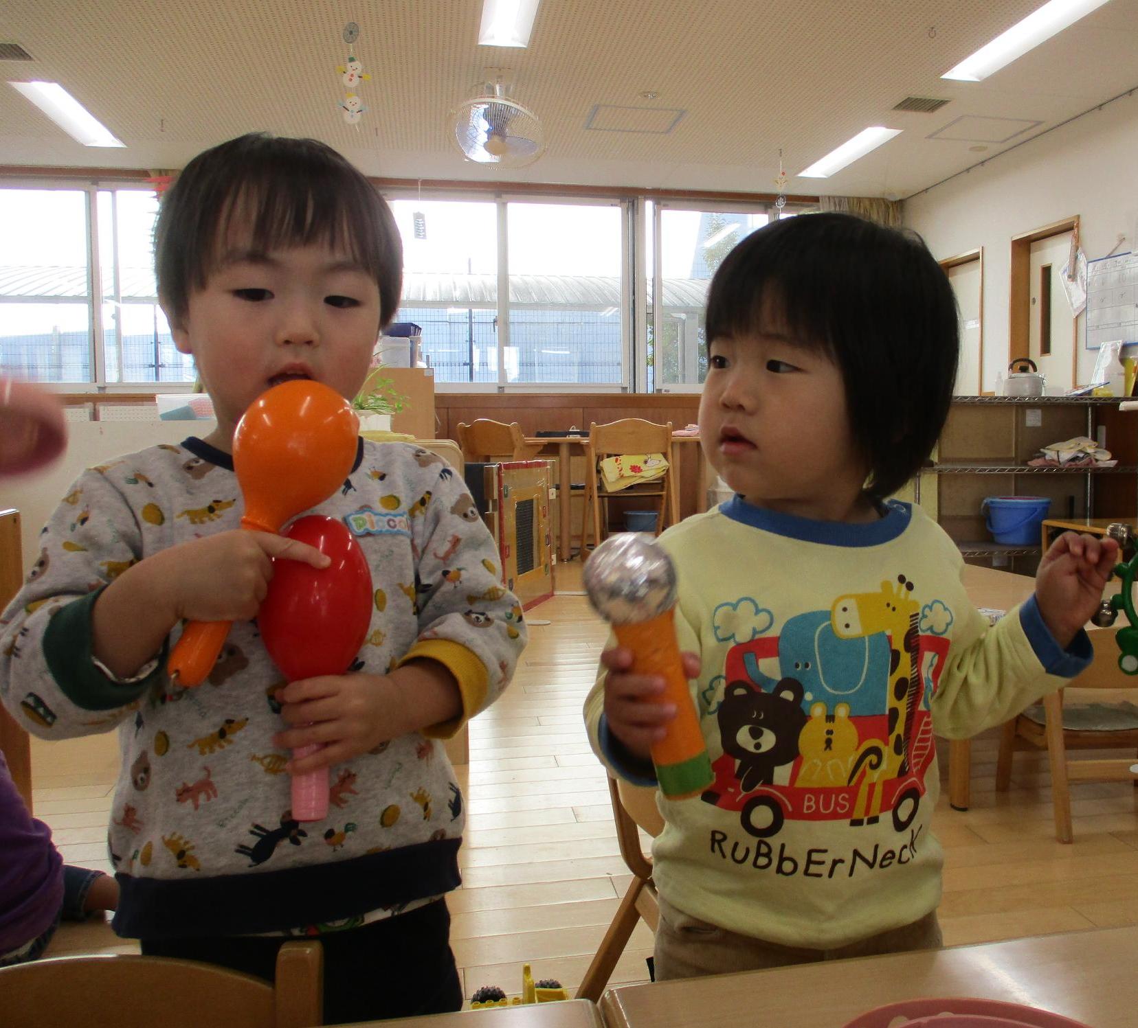 楽器で遊ぶ子ども