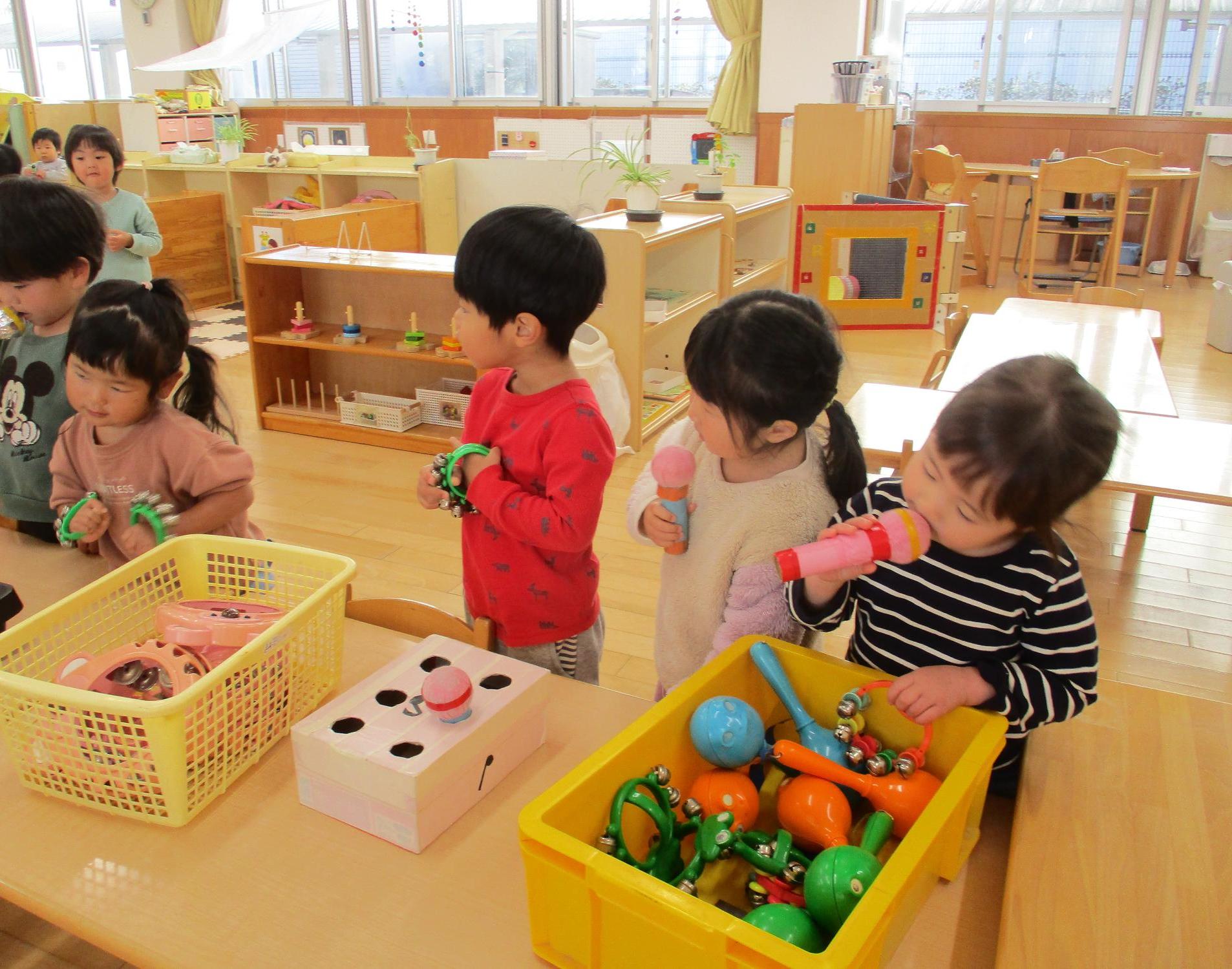 楽器で遊ぶ子ども