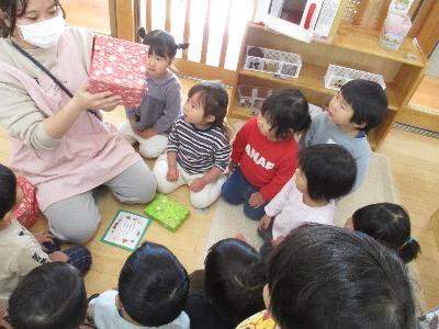プレゼントを見る子ども