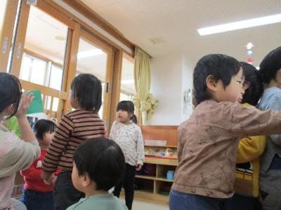 お礼を言う子ども