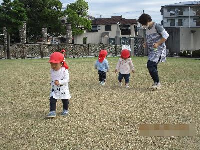 芝生でかけっこ