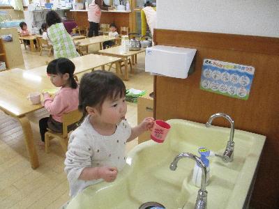 うがいをする子ども