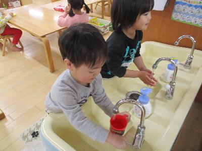 うがいをする子ども