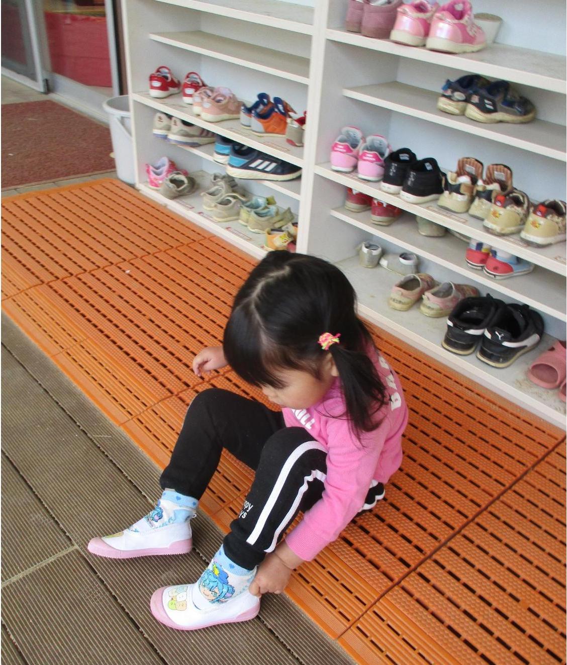 上靴をはく子ども