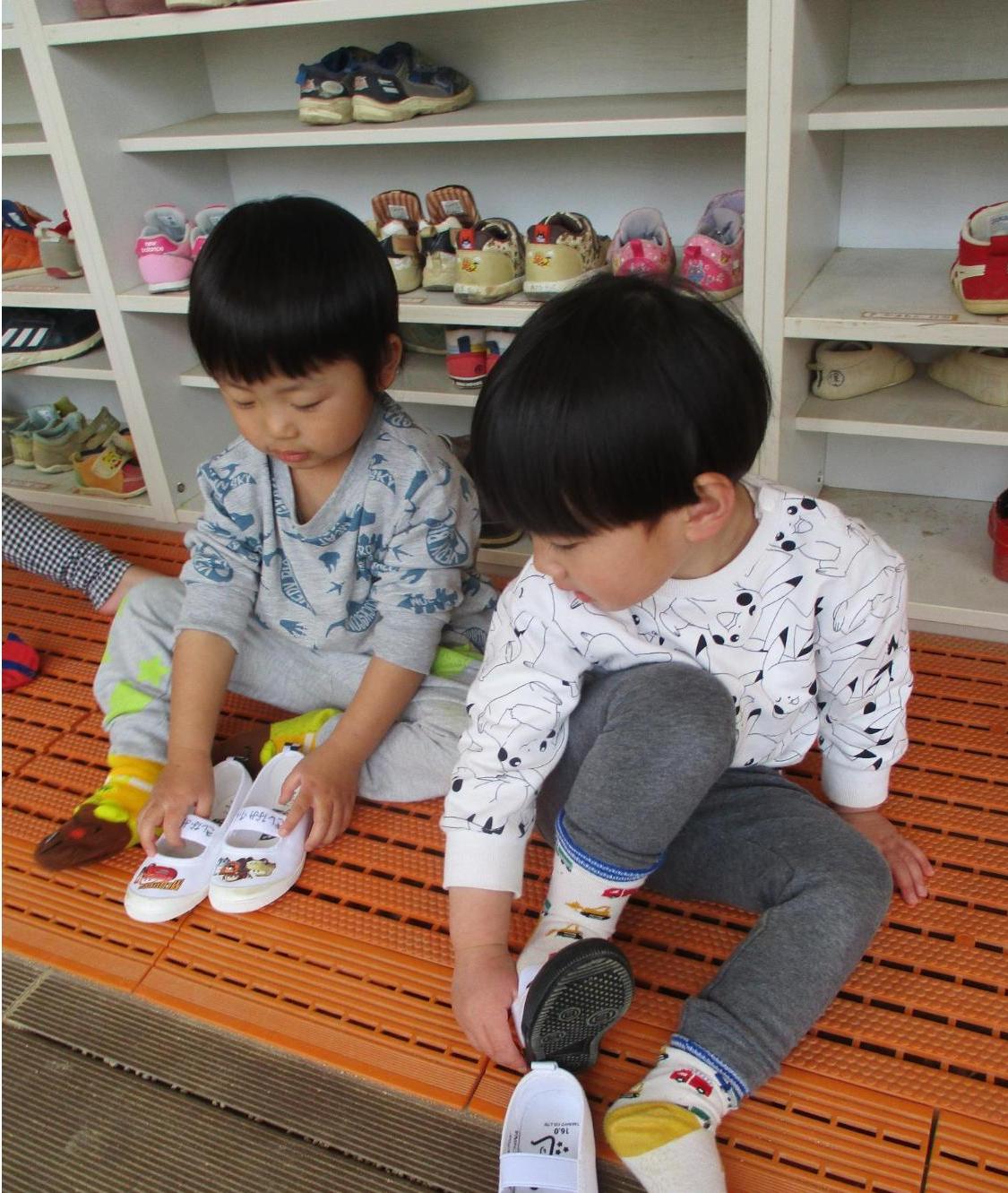 上靴をはく子ども