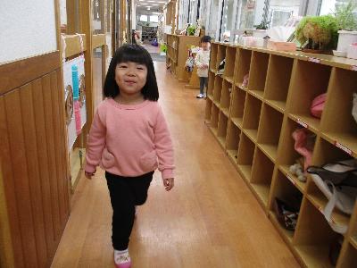 上靴をはいて歩く子ども
