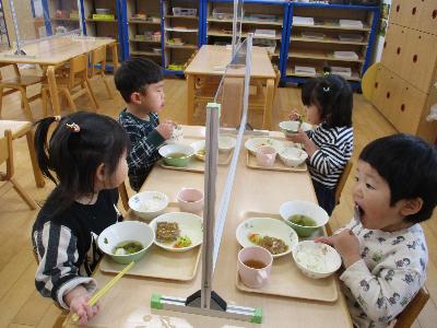 給食を食べる子ども