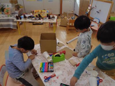 製作をする子ども