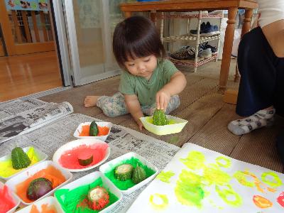 スタンプをする子ども
