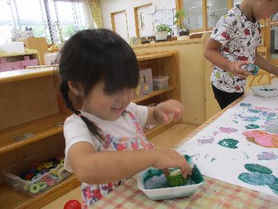 スタンプをする子ども