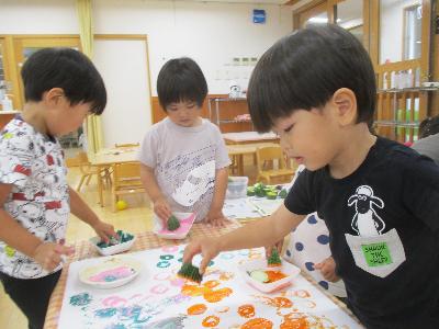 スタンプをする子ども