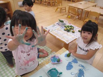 スタンプをする子ども