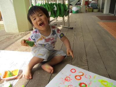 スタンプをする子ども