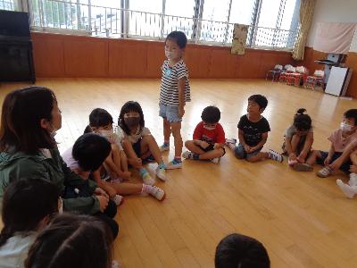 他児に話をする子ども