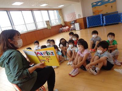 絵本を見る子ども