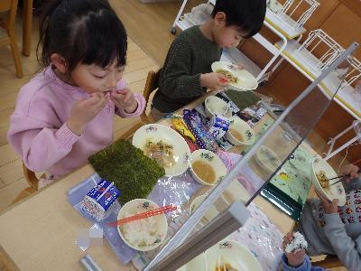 食べているところ