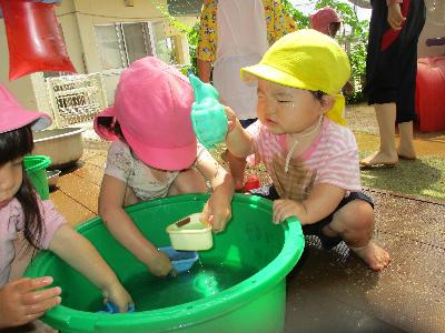 タライで水遊び