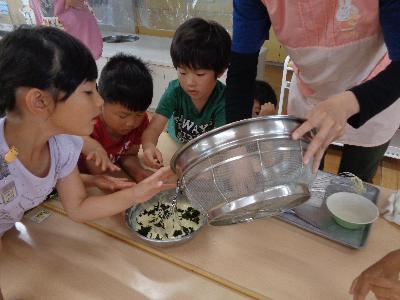 ホットケーキミックスの生地にヨモギの葉を入れています。