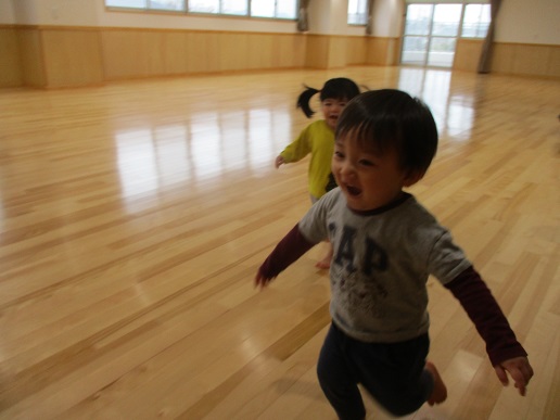 走る３
