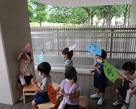 3歳児傘持って散歩