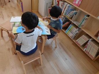 絵本を読む