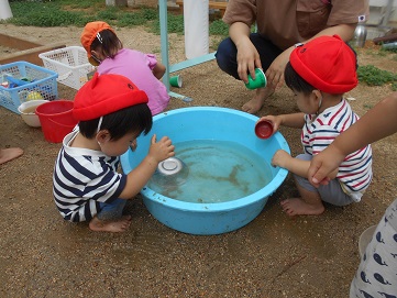 たらいで水遊び