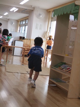 絵本運ぶ