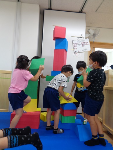 スポンジ積み木で遊ぼう。