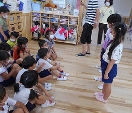 はな組に説明するうみ組