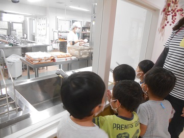 調理室をみる子ども