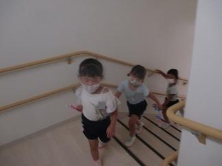 階段をのぼる子ども達