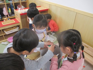 具材をお鍋へ入れる