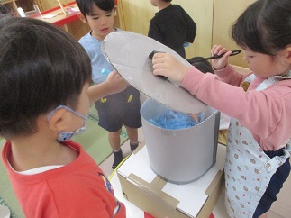 お鍋のなかを混ぜる