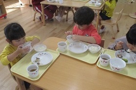 給食でさつま汁を食べている