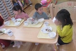 給食でさつま汁を食べている２