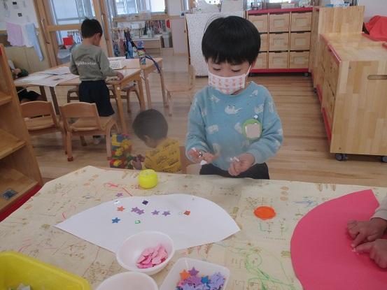 帽子を作っている