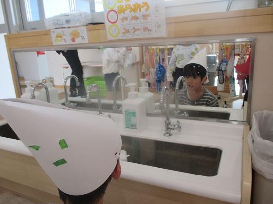 帽子をかぶって鏡を見ている