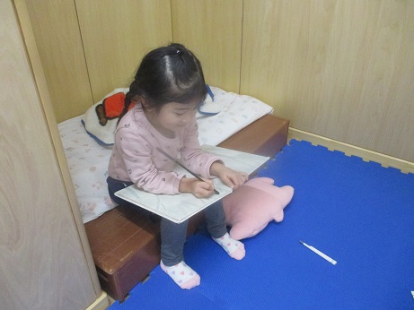 患者さんの名前を書いている