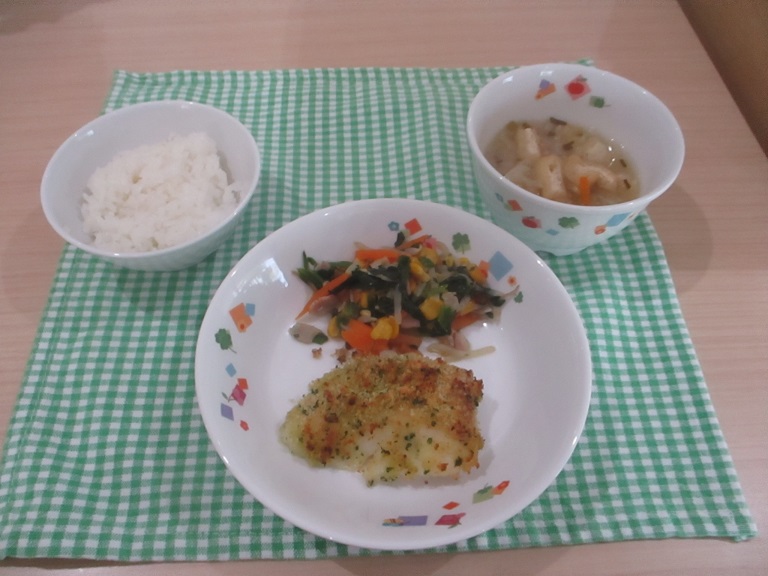 香草パン粉焼きと和え物、ごはん、みそ汁が並んでいる