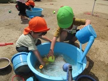 スコップやカップ、じょうろを使って