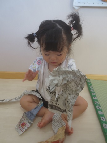 新聞紙触れたい