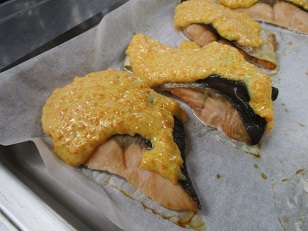 軽く焼いた鮭に人参とマヨネーズの混ぜたものをのせている