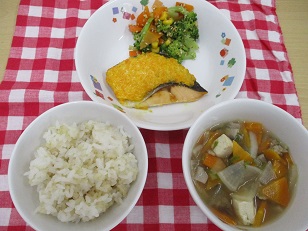 玄米ご飯・けんちん汁・鮭のもみじ焼き・ブロッコリーのごまあえが皿に盛りつけられている