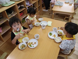 給食を食べるいちご組のこどもたち